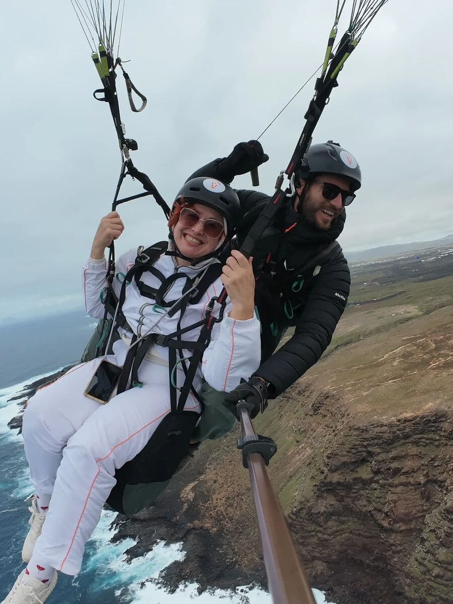 Vuelo biplaza a lo largo de los acantilados de Lanzarote