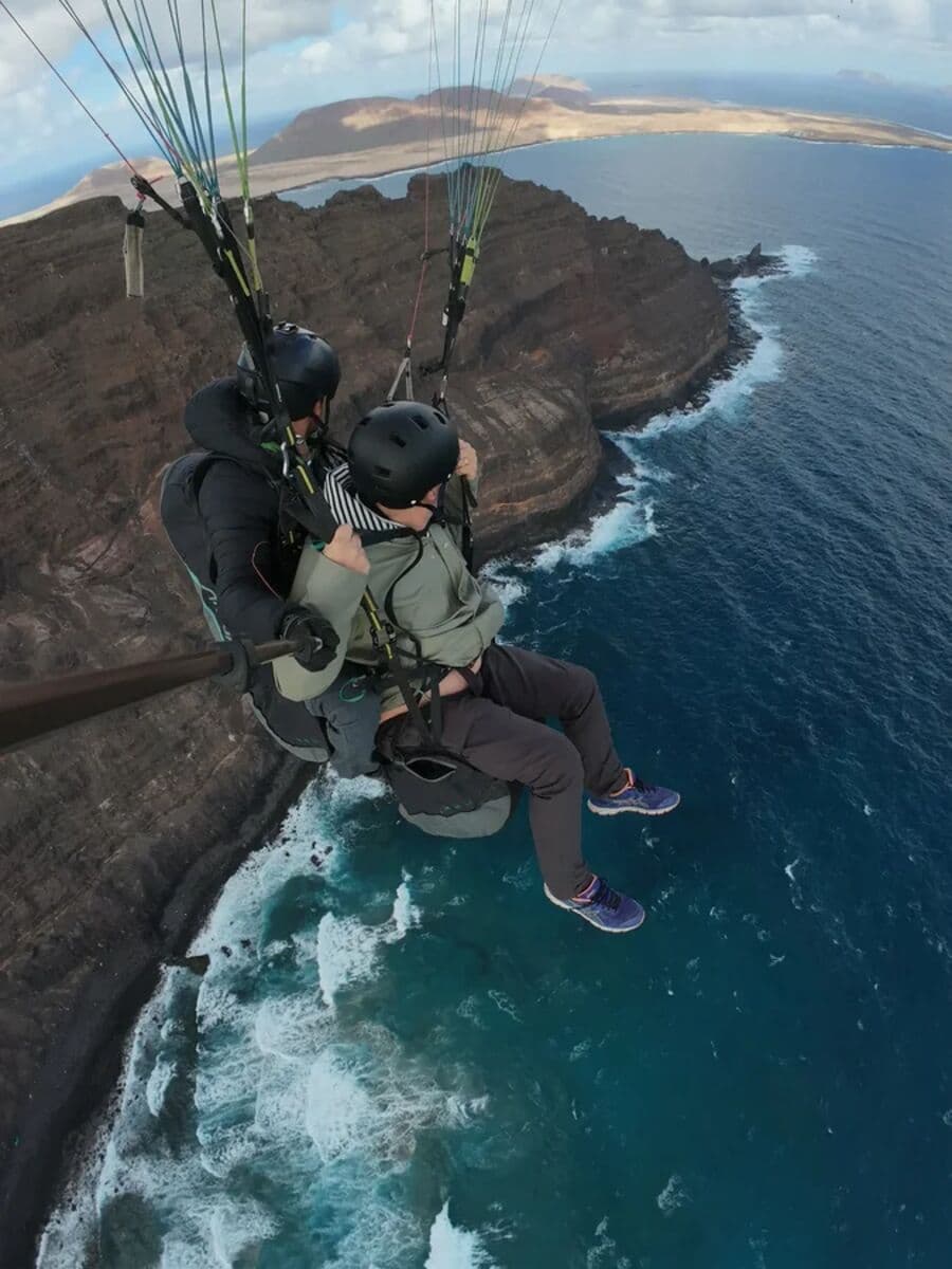 Vuelo biplaza sobre los riscos del norte, con La Graciosa debajo