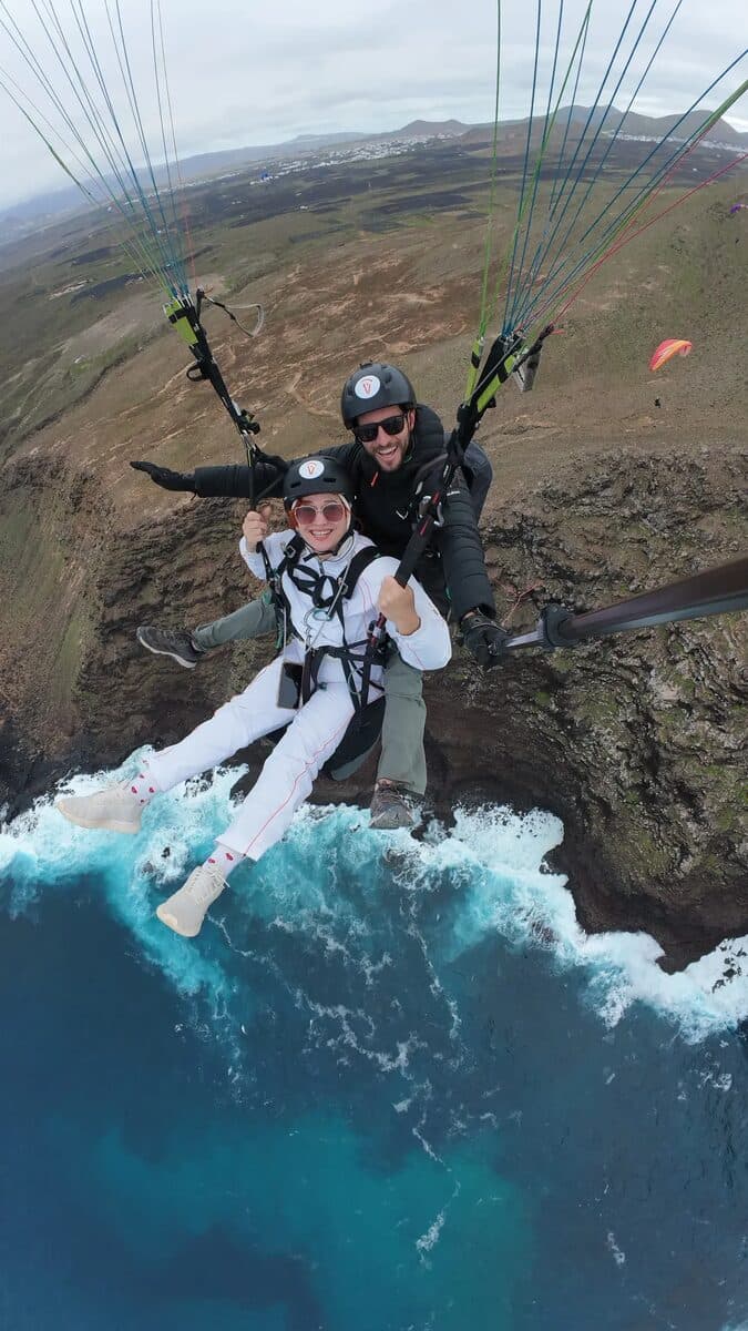 Vuelo biplaza sobre el oleaje del Atlántico en Lanzarote