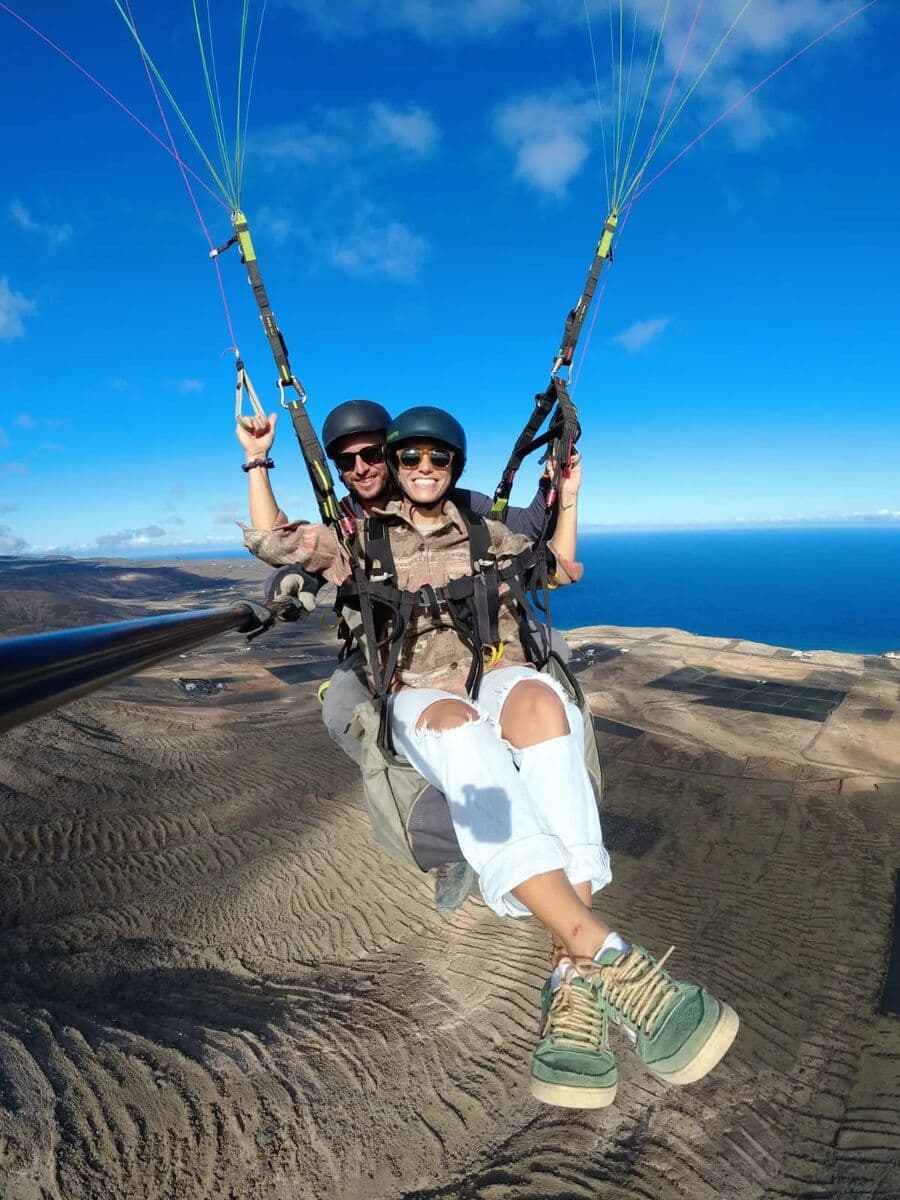 Selfi en biplaza muy por encima de la costa y el Atlántico